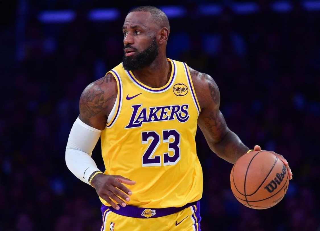 开云体育-詹姆斯连续10分是以最完美的方式终结的！但纪录早就历史独一档！