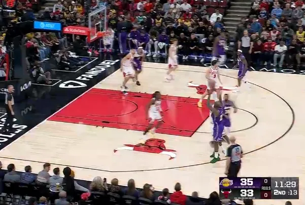 开云体育-詹姆斯接球三分也投进，目前8中6、三分1中1得到13分3篮板