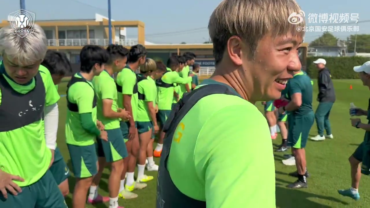 开云APP-笑容满面！国安新援中卫拉莫斯到队，队友列队欢迎