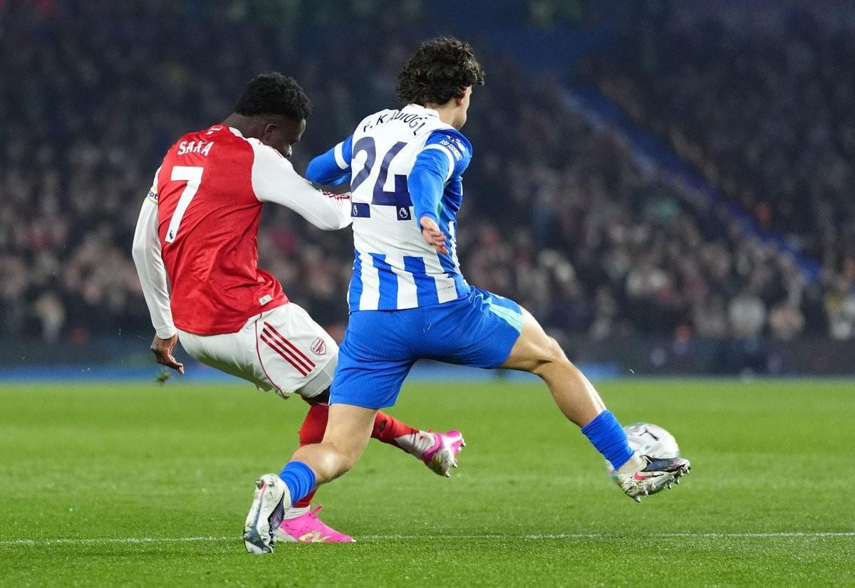 开云体育-1:0！萨卡超越亨利破纪录，阿森纳双喜临门，3连胜甩开曼城7分