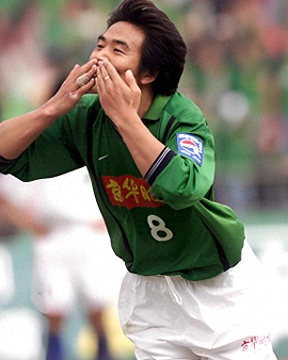 曾是国安夺冠功臣，娶乒乓球选手为妻，31岁退役，如今身份不一般